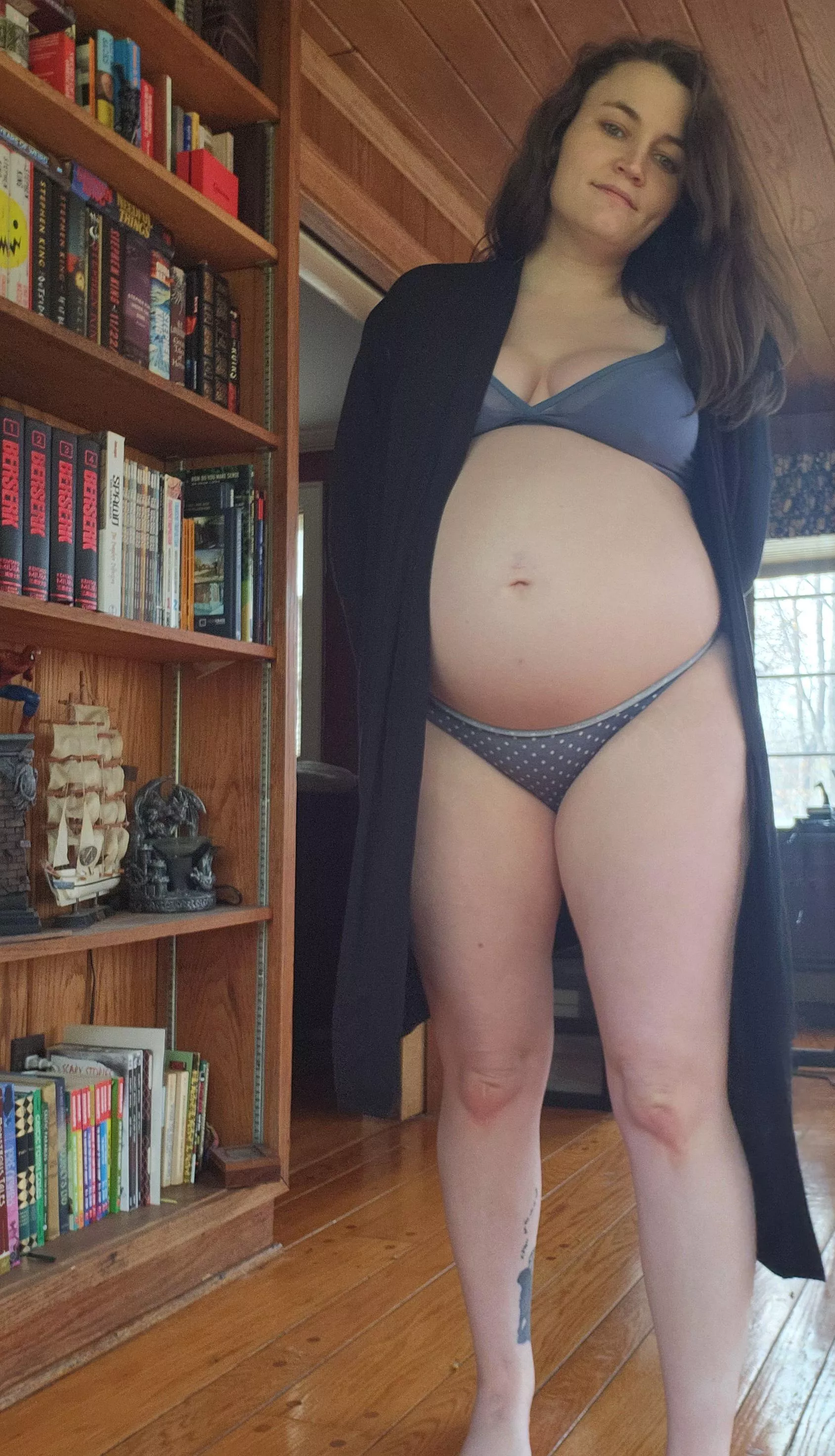 Wanna curl up with this preggo girl and read books and blow off this day? 💋 