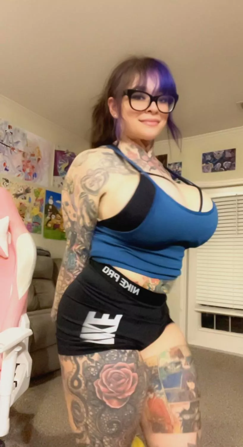 What would you do if you saw a big tiddy goth mommy at the gym dressed like this?