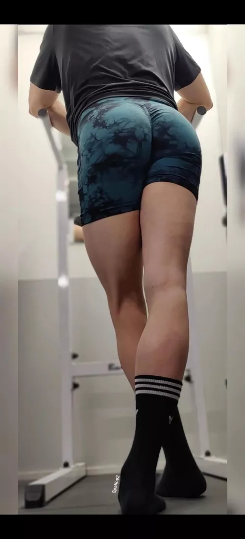 Who likes long legs (T)