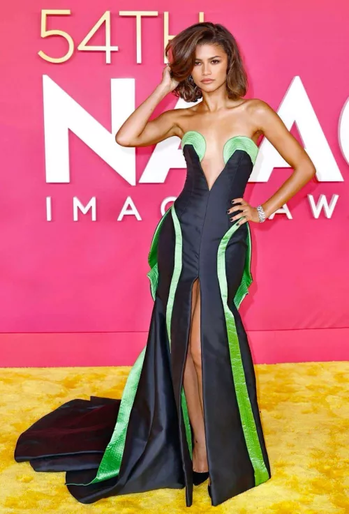 Zendaya has me uncontrollably horny right now wishing to get so Bi with a bud for her 