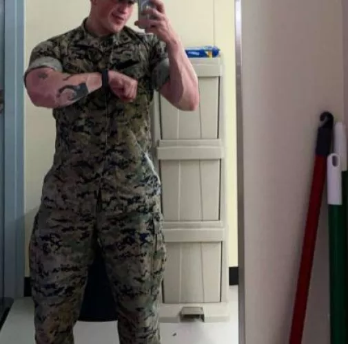 (22) curious marine 