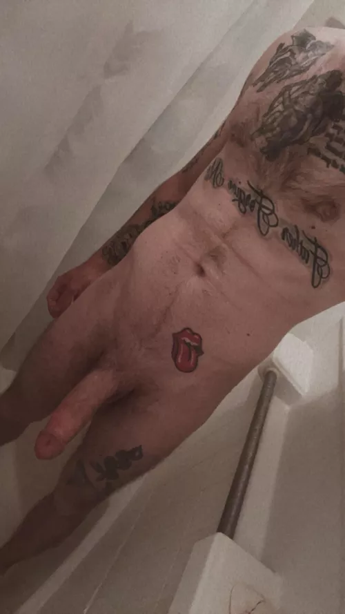 25(m) in the shower need a hand😏