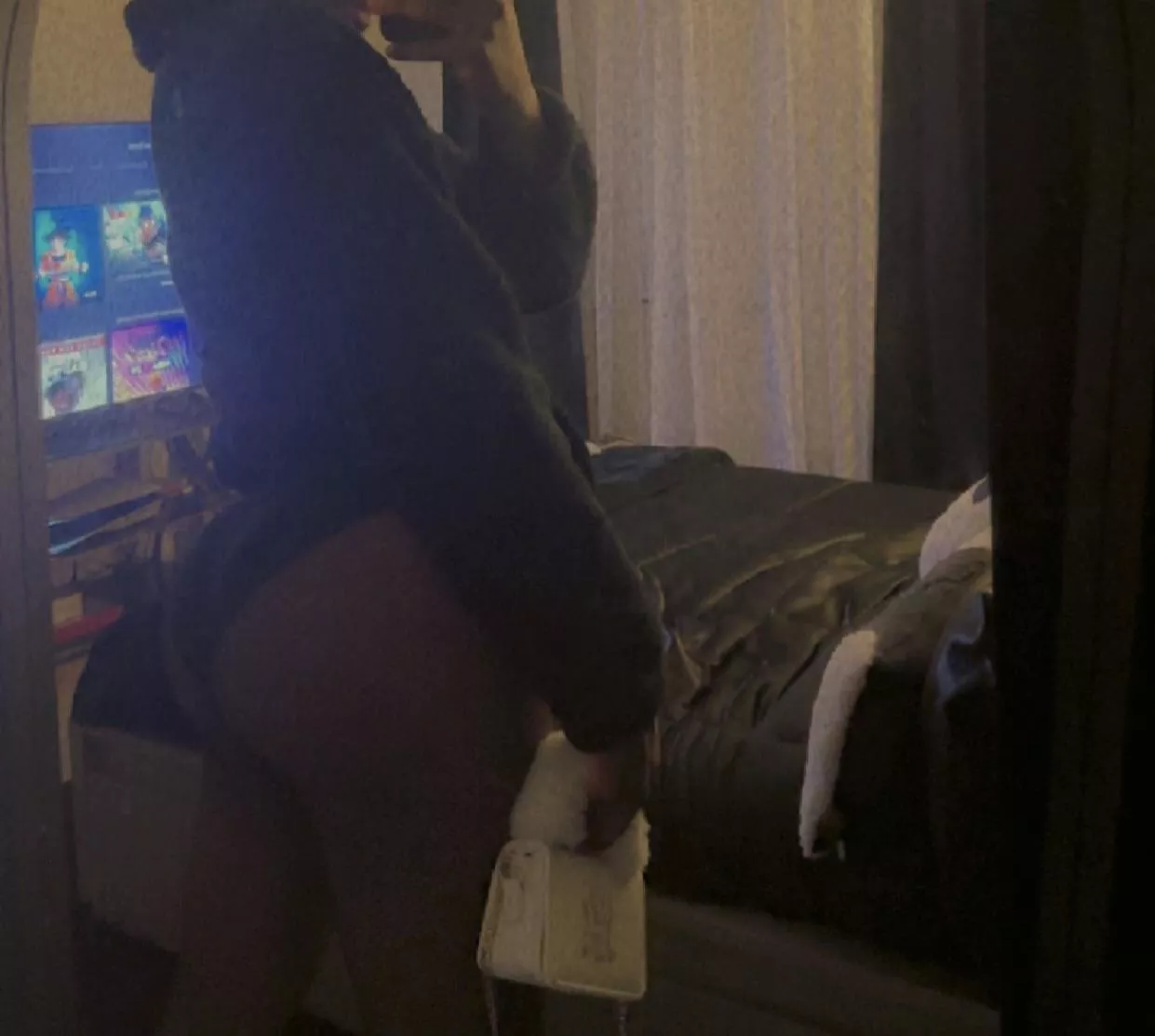 26 fem bottom, into feet & younger men only ❤️ snap is foreignboytee