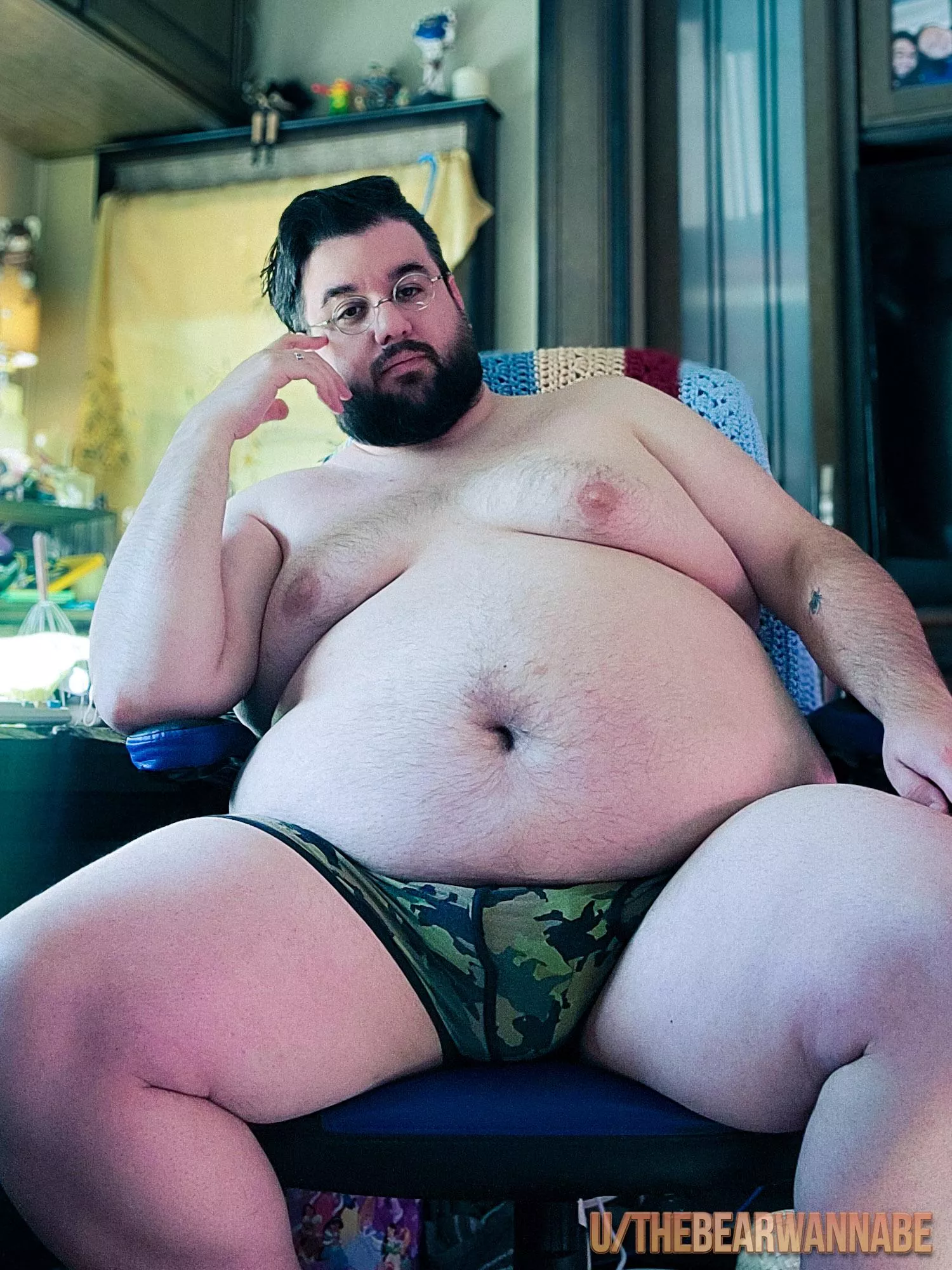 [33] Loungin' around, anyone wanna join me for a lazy day?