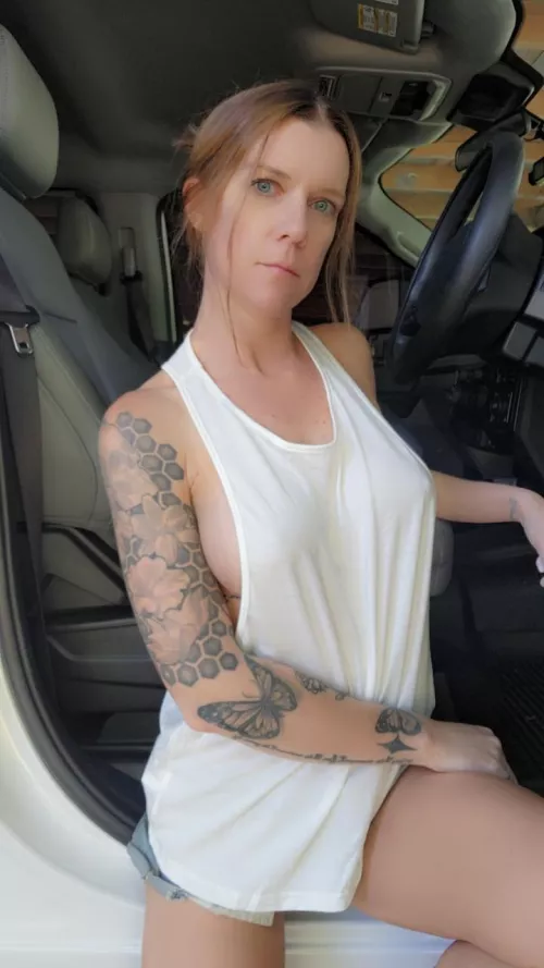 A little milf side boob in the school pick up line. 