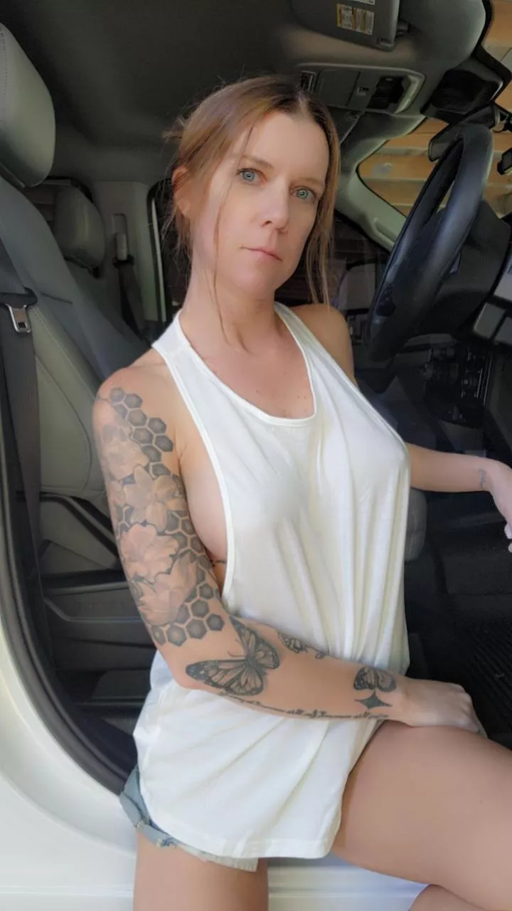 A little milf side boob in the school pick up line. 