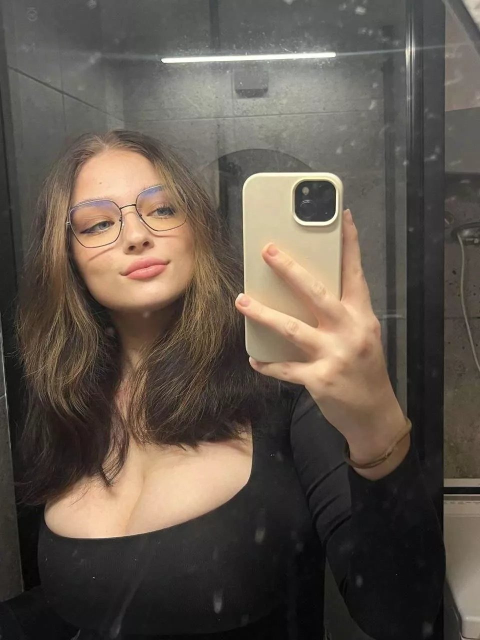 Classy selfie mirror in black