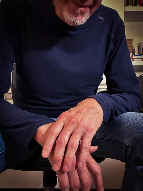 Hands ready to make you feel good (60)