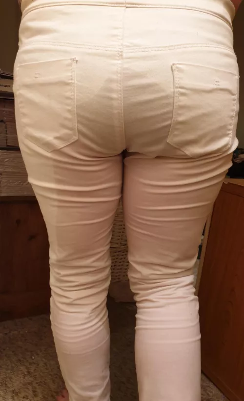 I couldn't be bothered to take my jeans off or go to the toilet, so I just fully wet myself in the kitchen while I did the washing up 😋 anyone else like nonchalantly peeing yourself like this just because it feels hot? 🔥