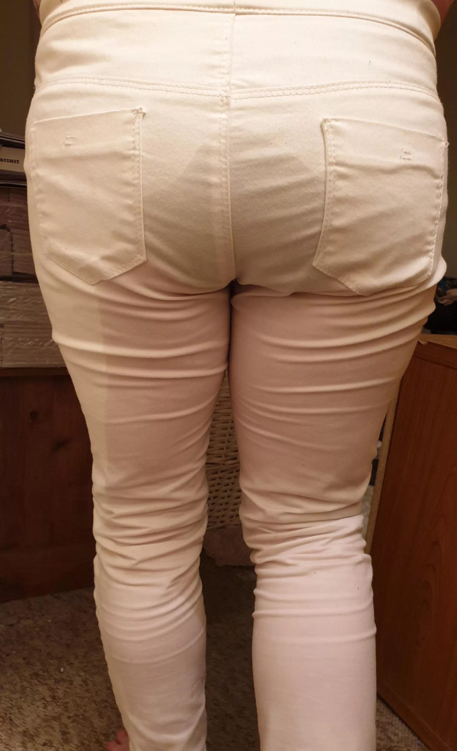 I couldn't be bothered to take my jeans off or go to the toilet, so I just fully wet myself in the kitchen while I did the washing up 😋 anyone else like nonchalantly peeing yourself like this just because it feels hot? 🔥