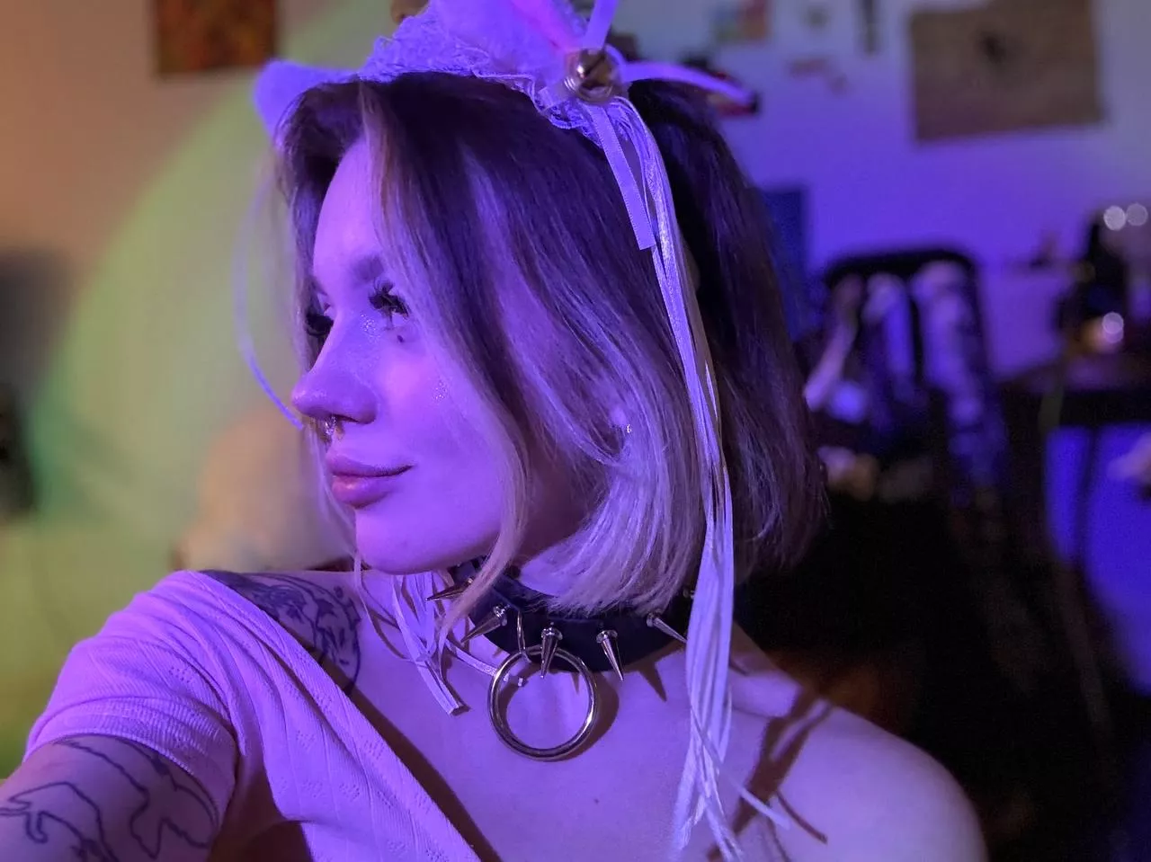 I don't promise to be a good girl, but you can give me a lesson on good manners