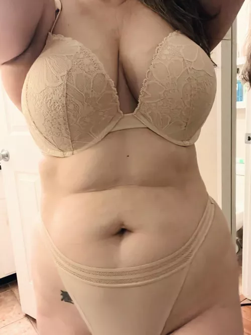 I like sharing my curvy mommy body with you