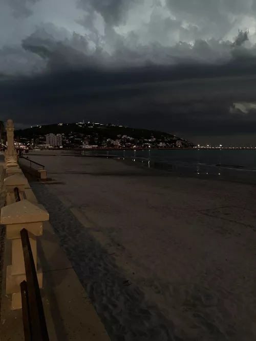 I think a big storm is approaching Pirapolis beach.