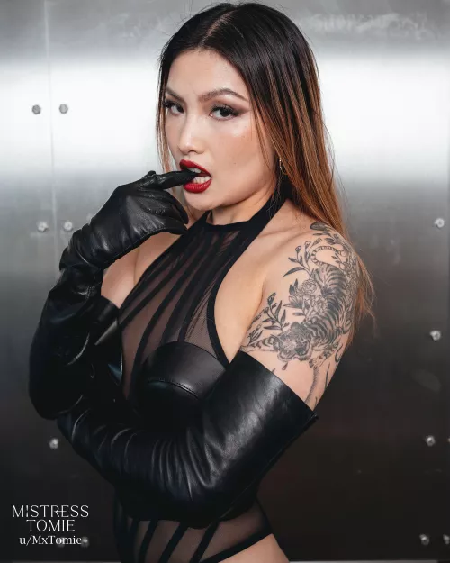 Love a leather outfit.