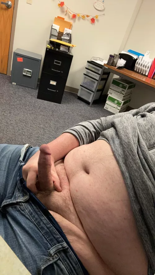 Never let the restrains of an office stop you for getting a boner. I know i don’t 😏