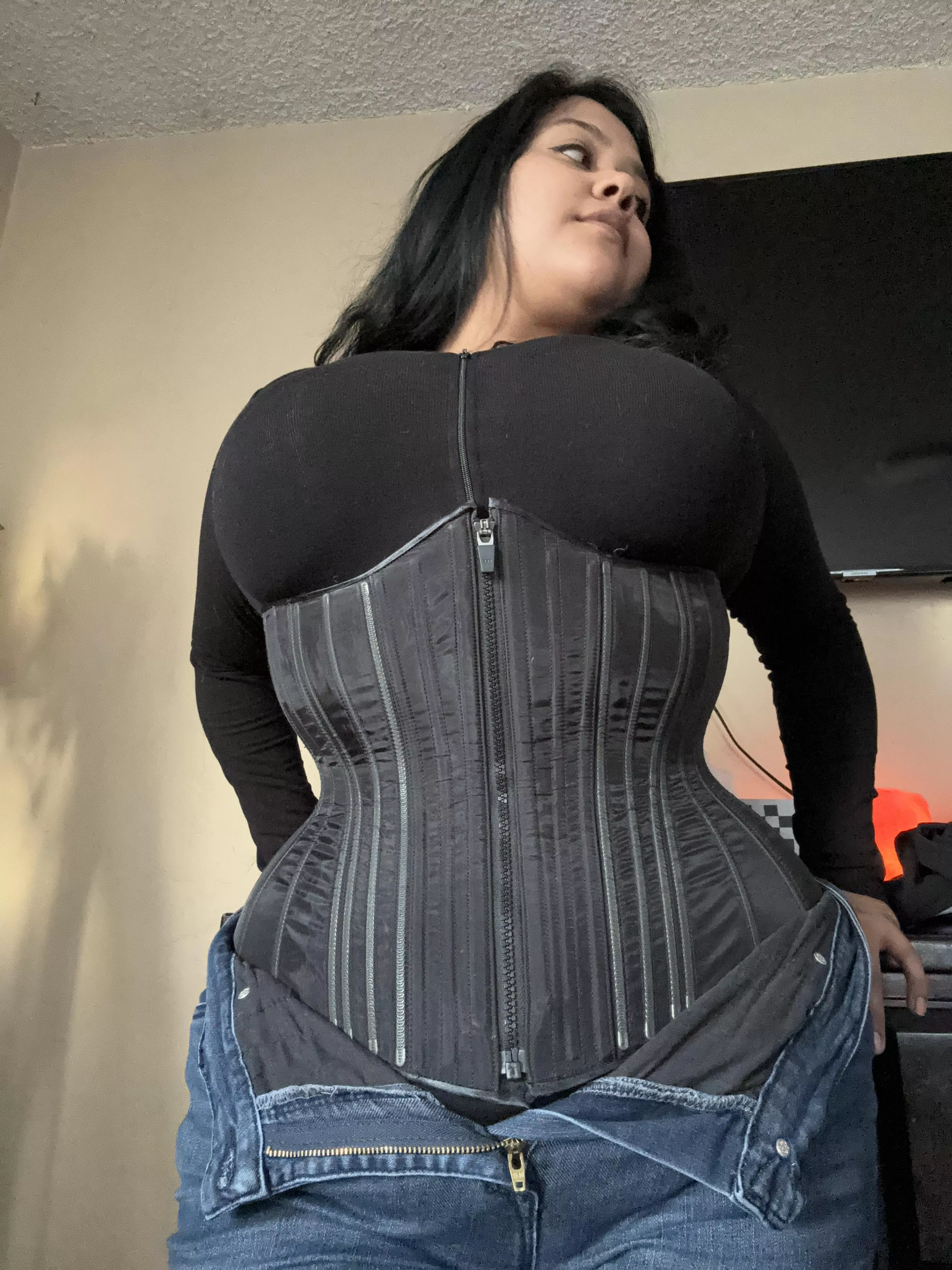 Shaped like an hourglass 