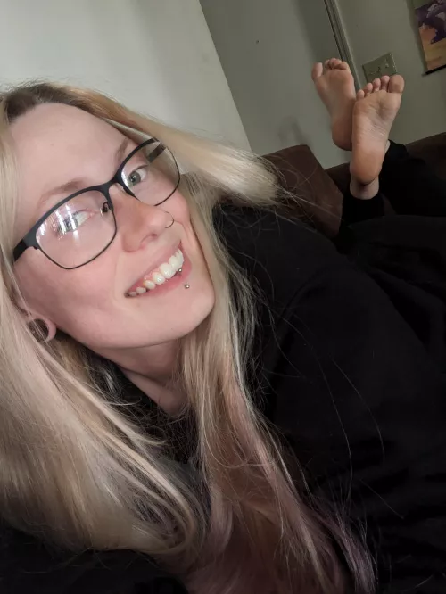 Who doesn't like seeing some feetsies