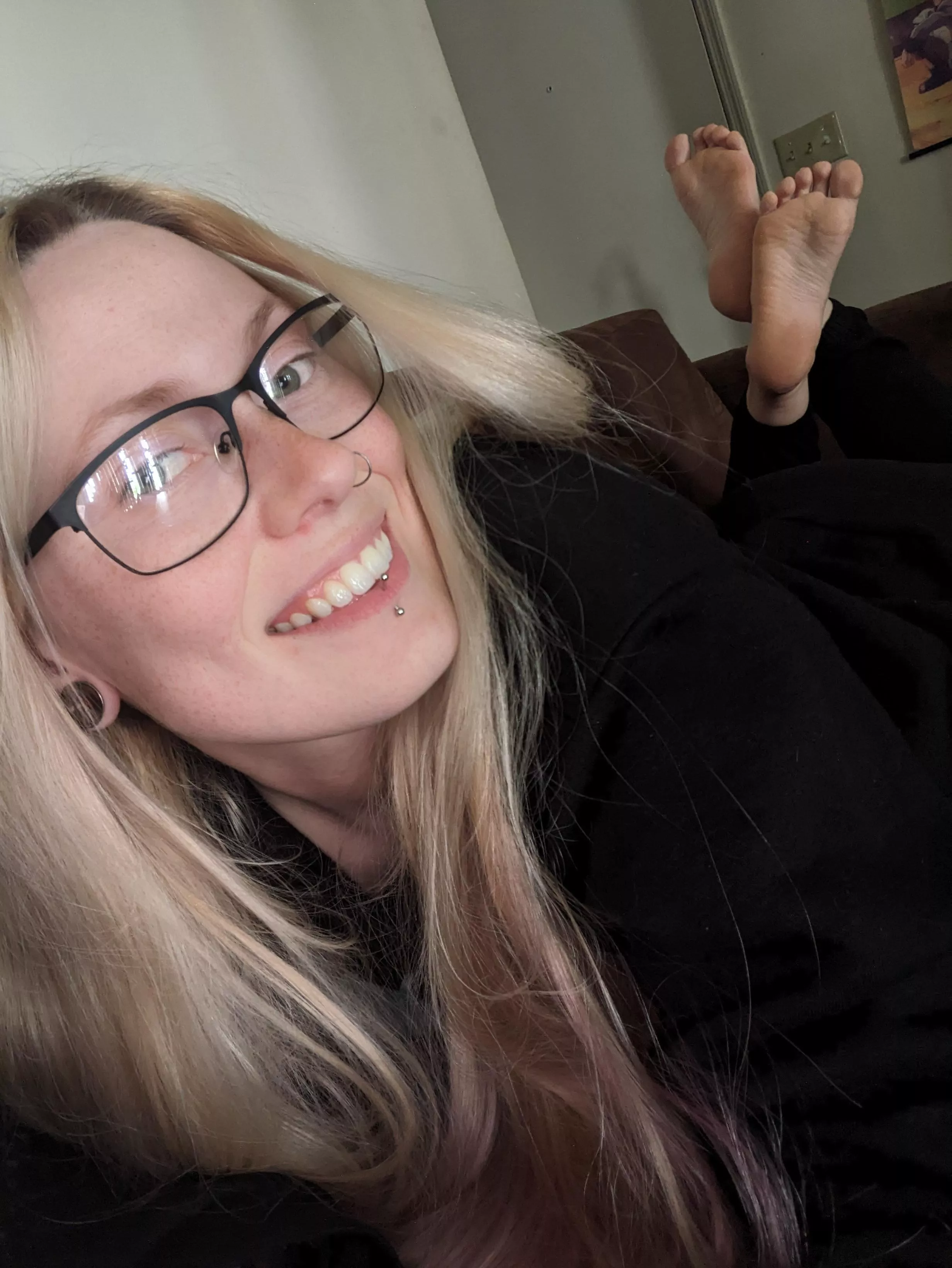 Who doesn't like seeing some feetsies