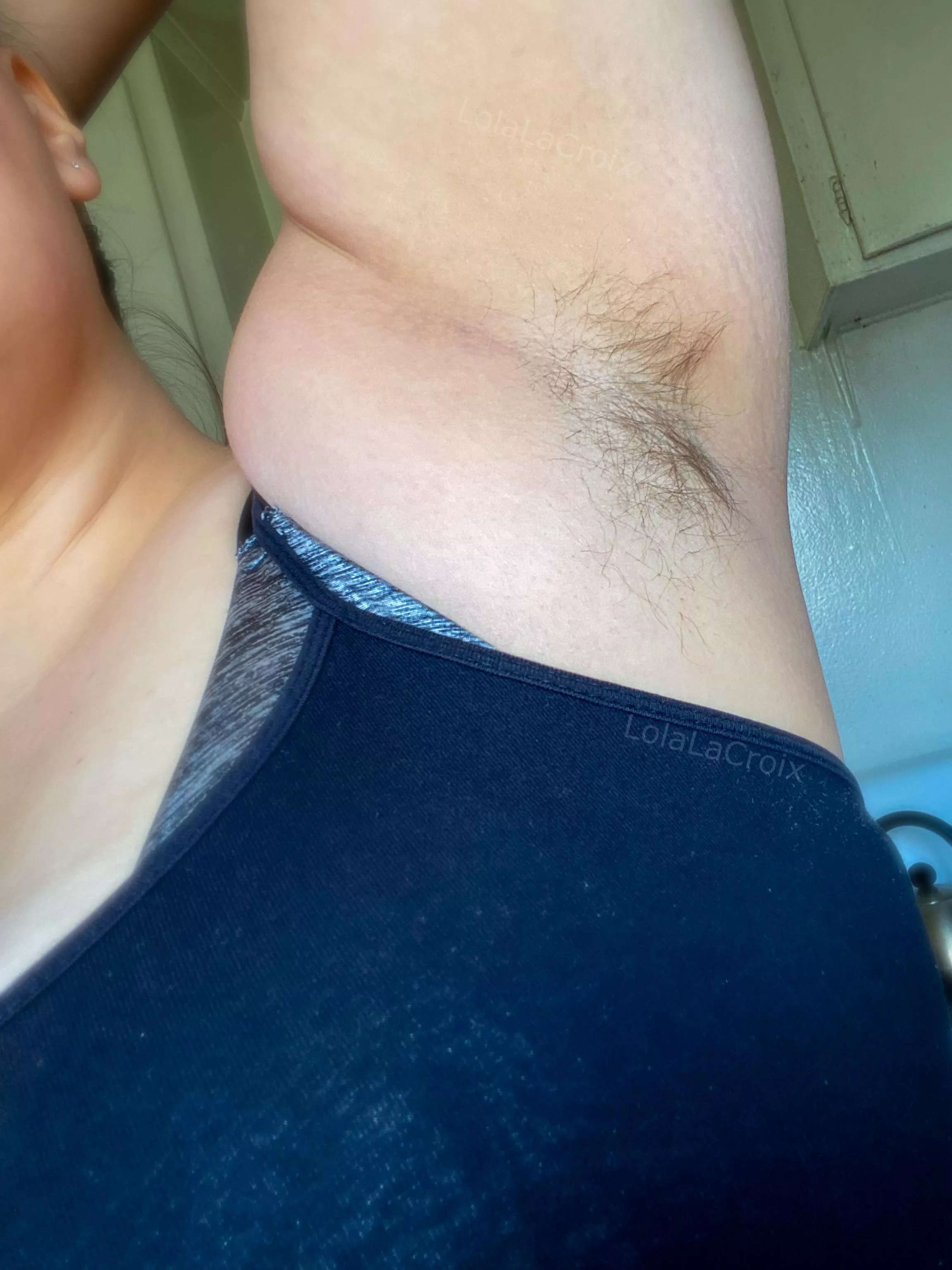 Who’s kissing my hairy pits before sliding their cock between them?