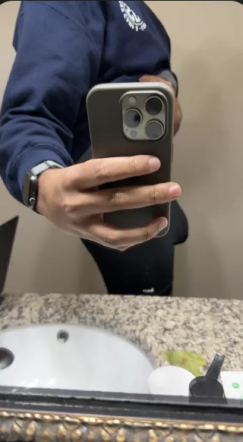 18 just got home from class and im soooo horny. sc: samcallahon