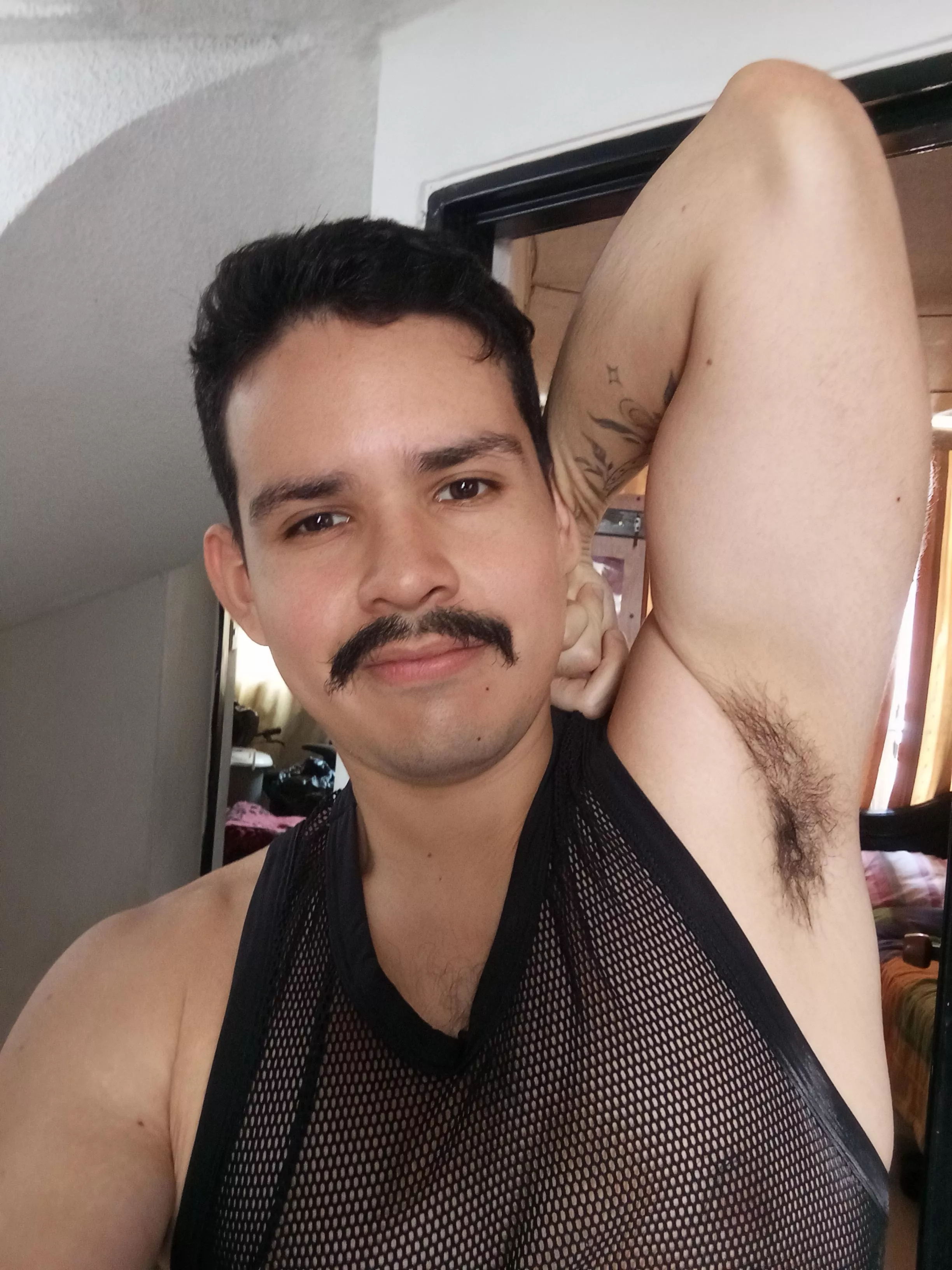 Anyone wanna lick while i jerk off ?