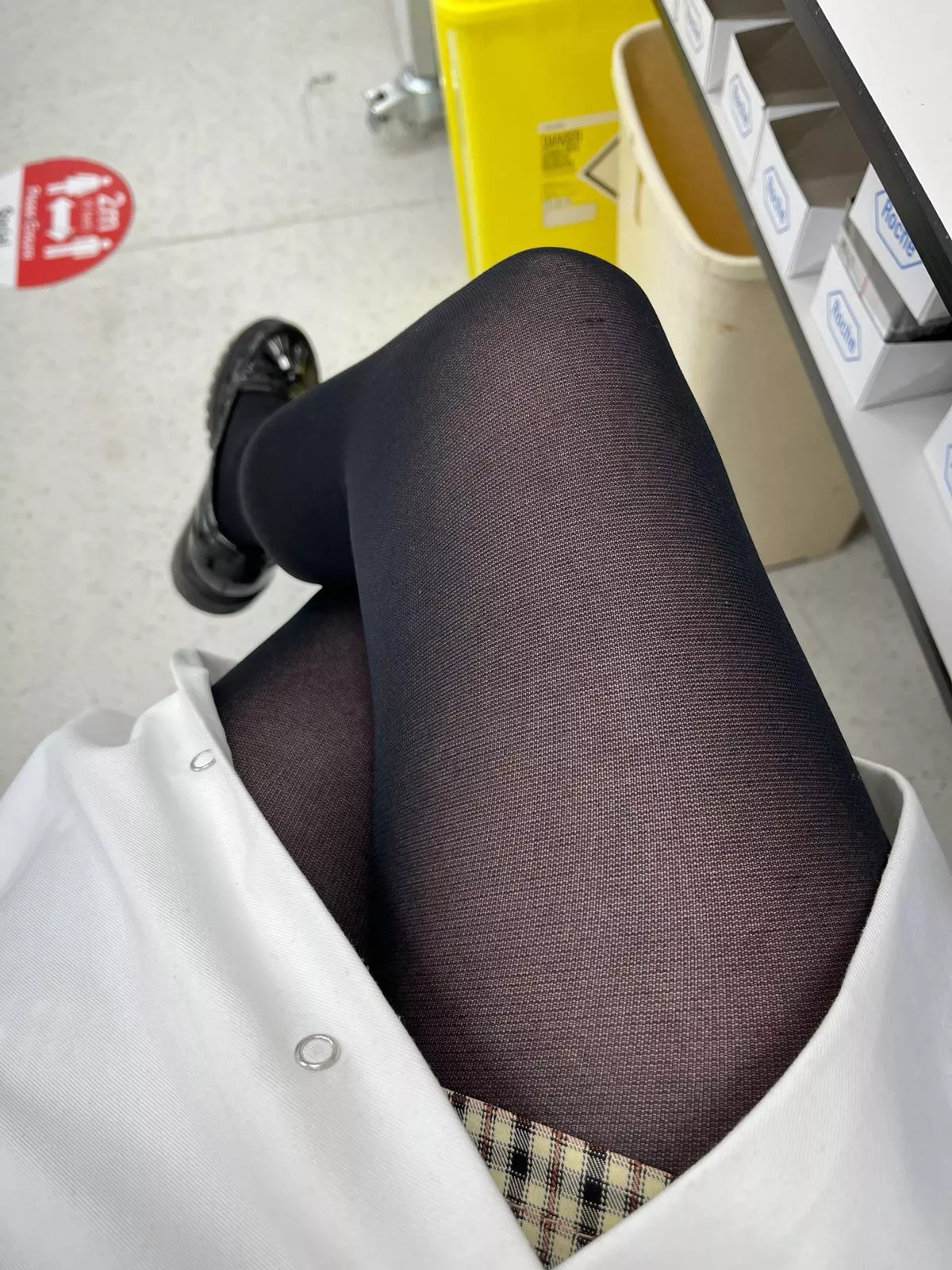 Back in the Lab today, pantyhose as always 😊