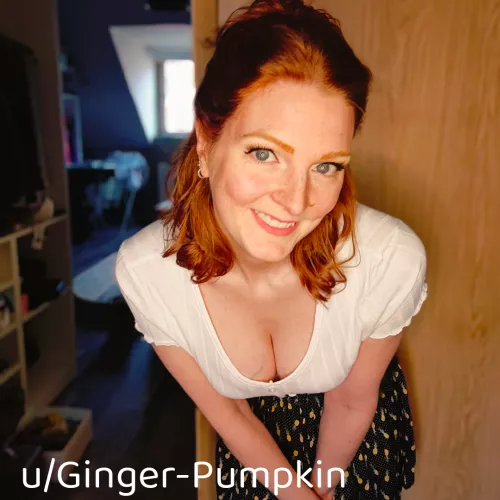 Can you see the... Pineapples on my skirt😋