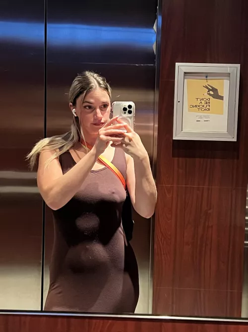 Classy selfie mirror in brown.