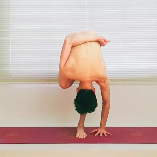 Do naked yoga, celebrate authenticity 🥳