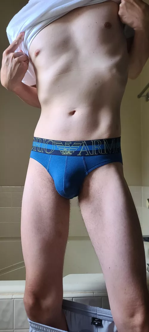 Do tall guys look better in briefs?