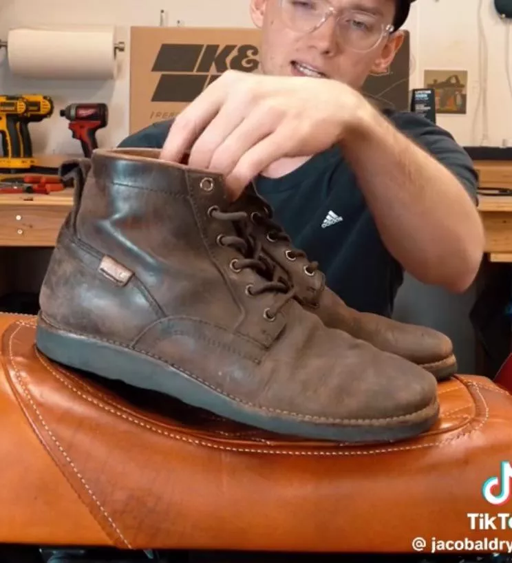 Does anyone know what boots are those, or know similar ones?