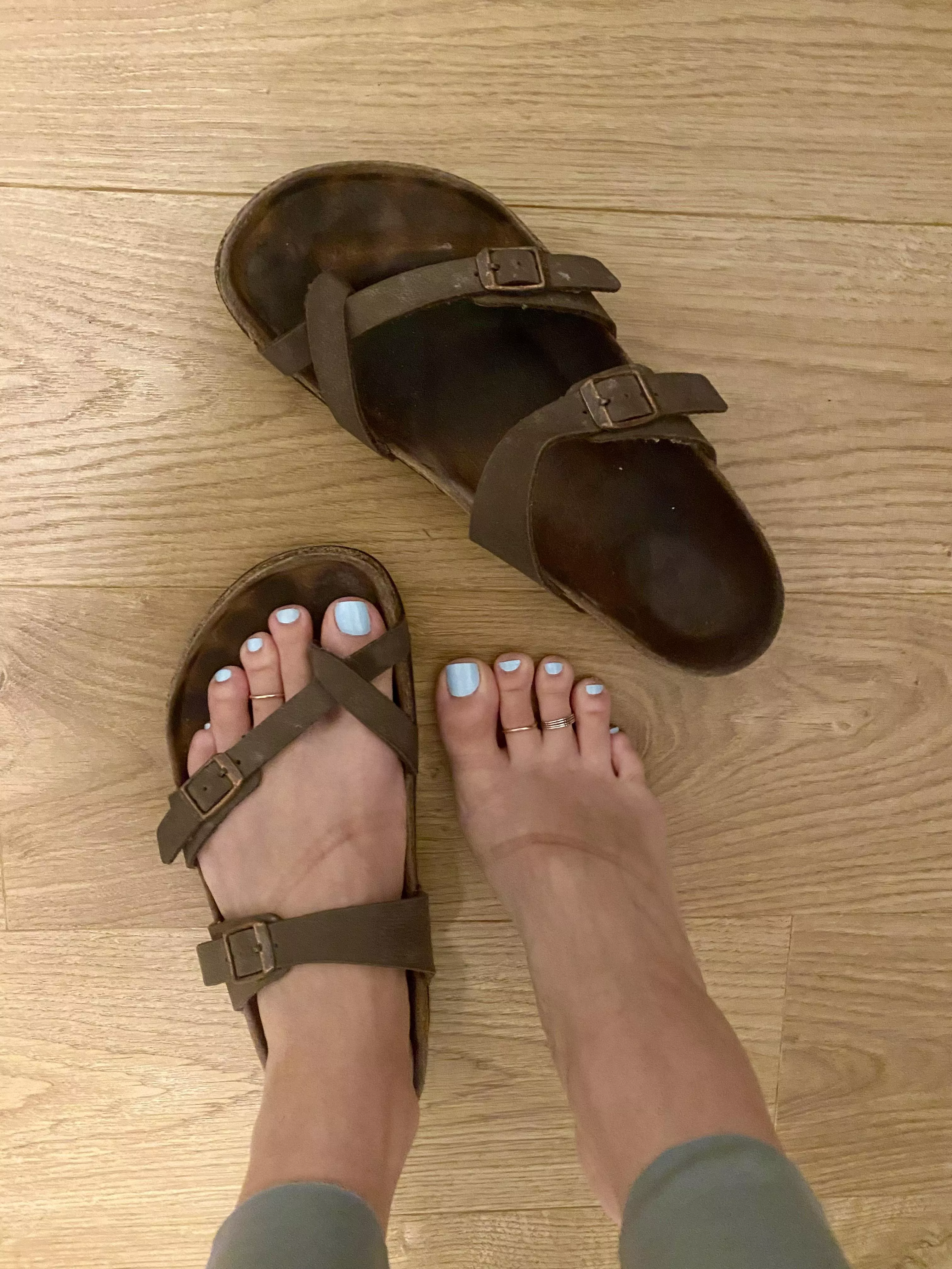 Fresh blue toes and old birks 