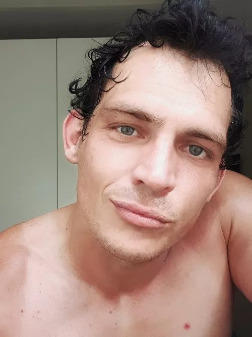 Hi everybody, just a friendly Thursday morning hello selfie, have a great day☺