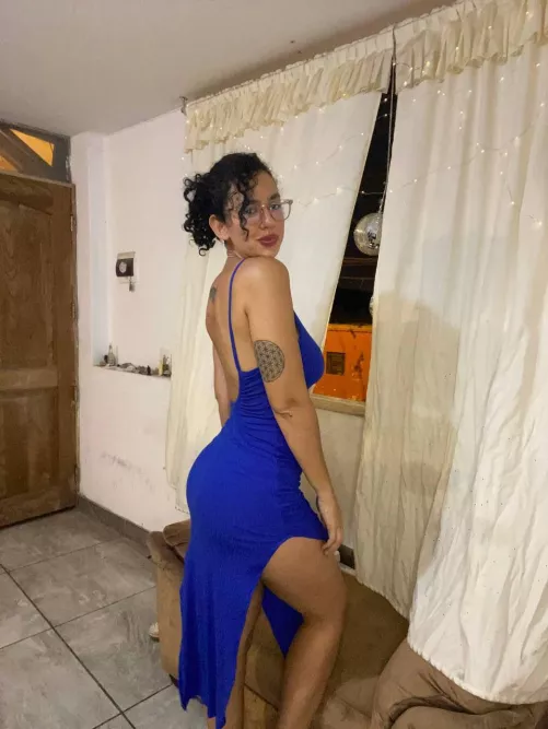 i look hot in this blue dress