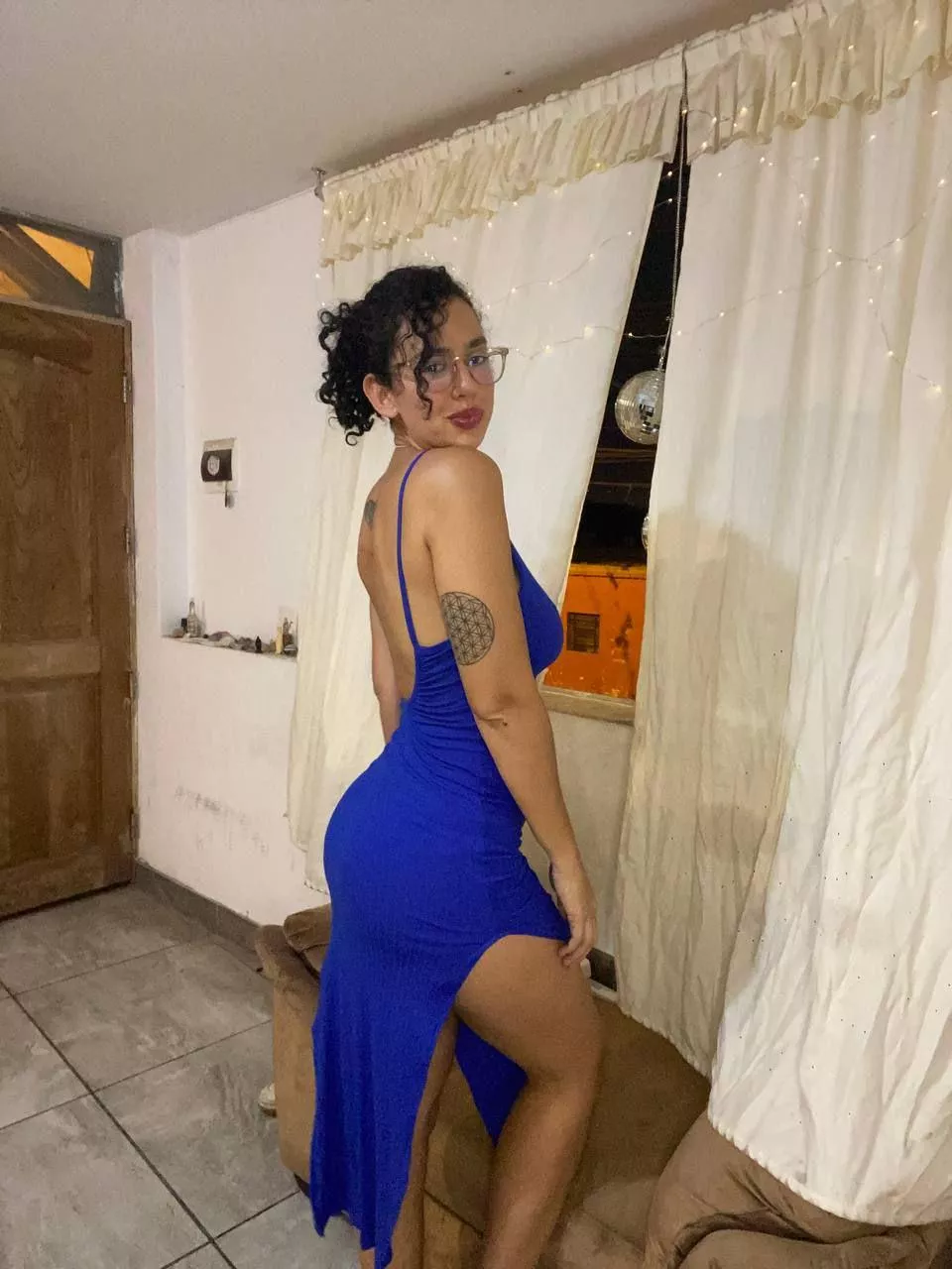 i look hot in this blue dress