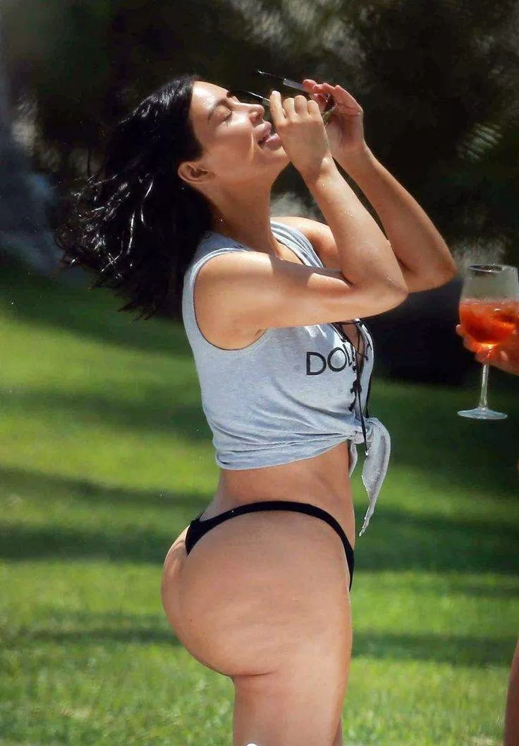 Kim Kardashian 😶💦🍑