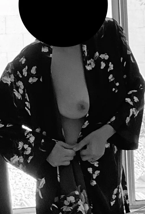 Robe couldn’t hold the wife’s tit back