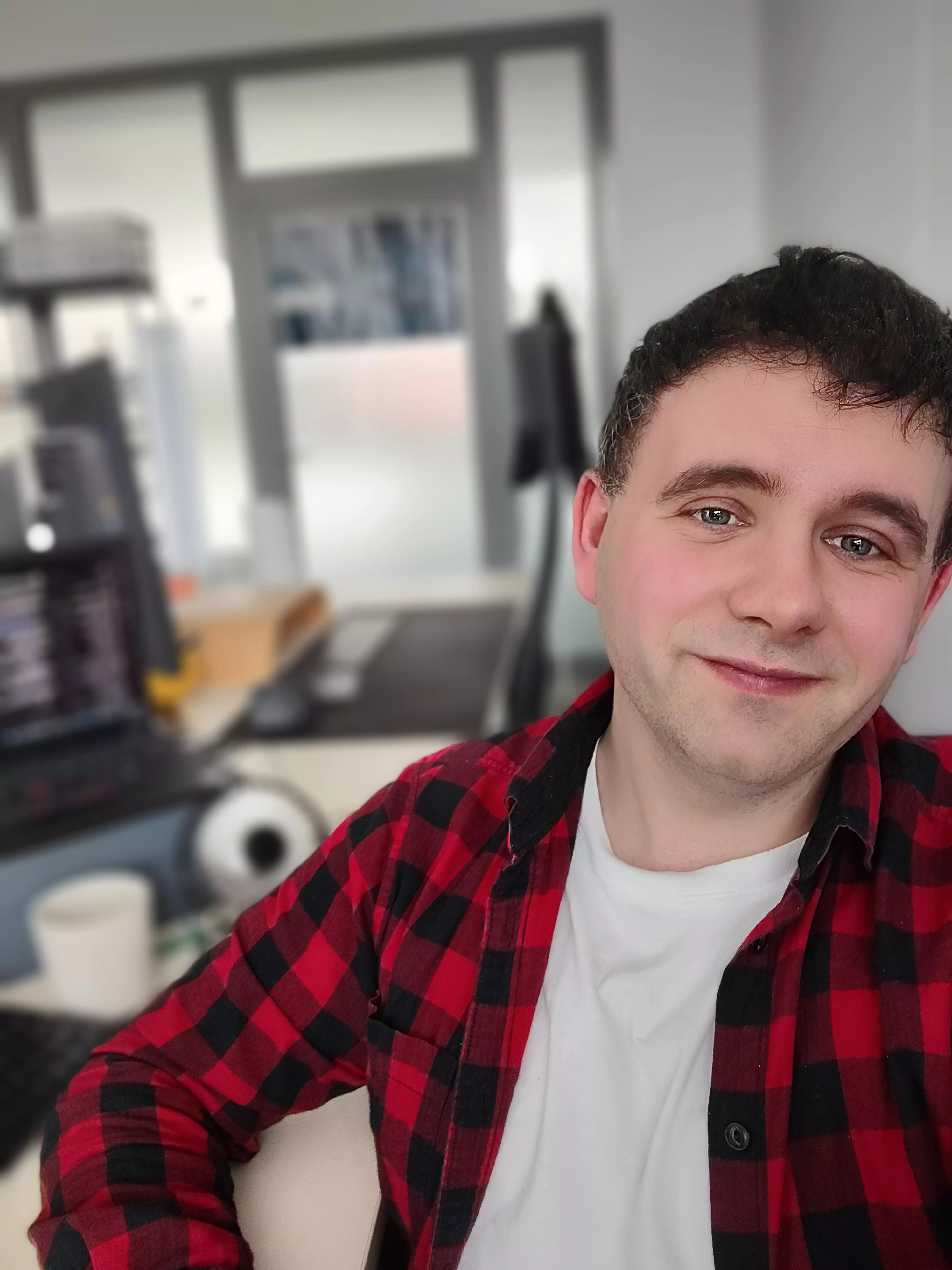 Rough day in the office. I wouldn't say no to a long hug. Hope your day goes smoothly, guys! Greetings from Poland :)