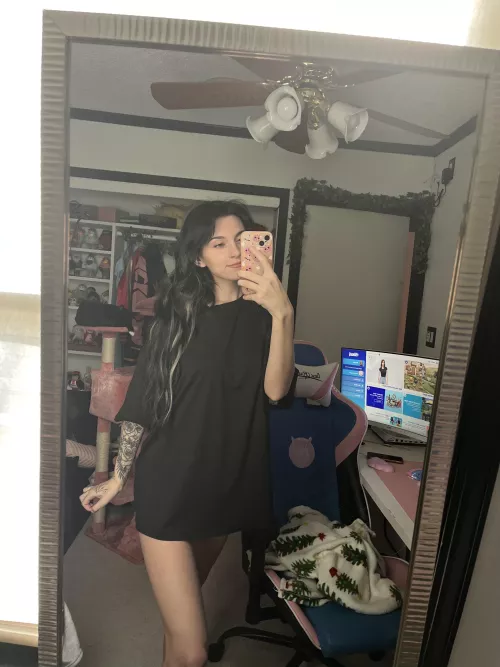 selfie of a girl who just woke up, sorry i look ugly ;(