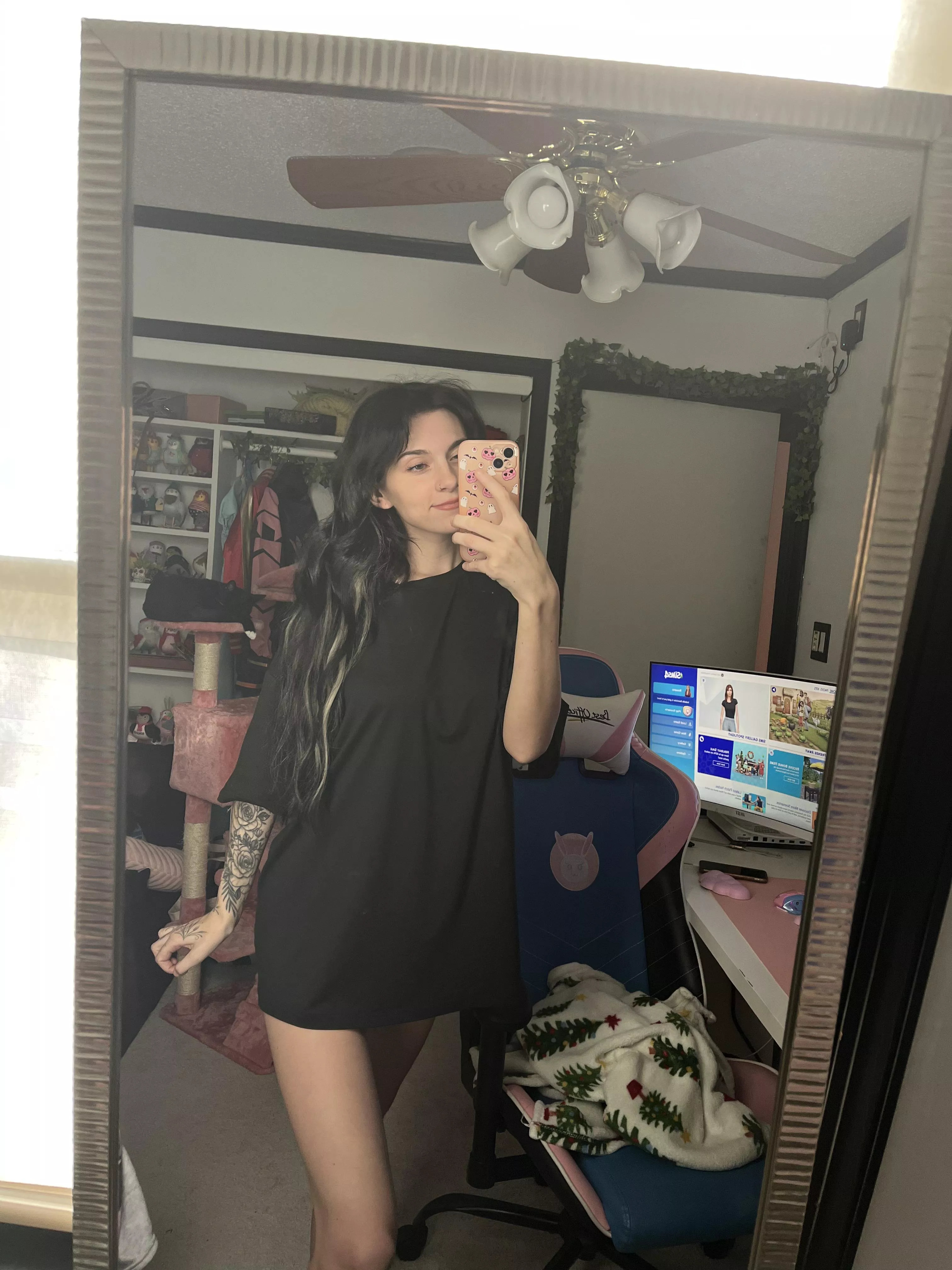 selfie of a girl who just woke up, sorry i look ugly ;(