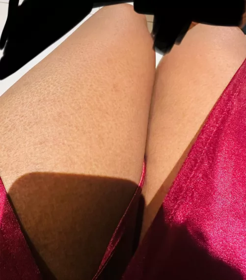 sissy should allways be smooth and clean and fuckable loved using veet any daddies to put hand in my legs ☺️😘