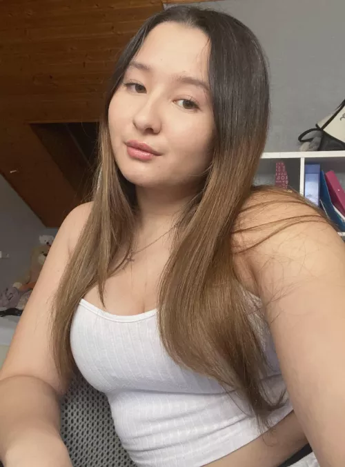 The cutest crop top, but am I the cutest girl?