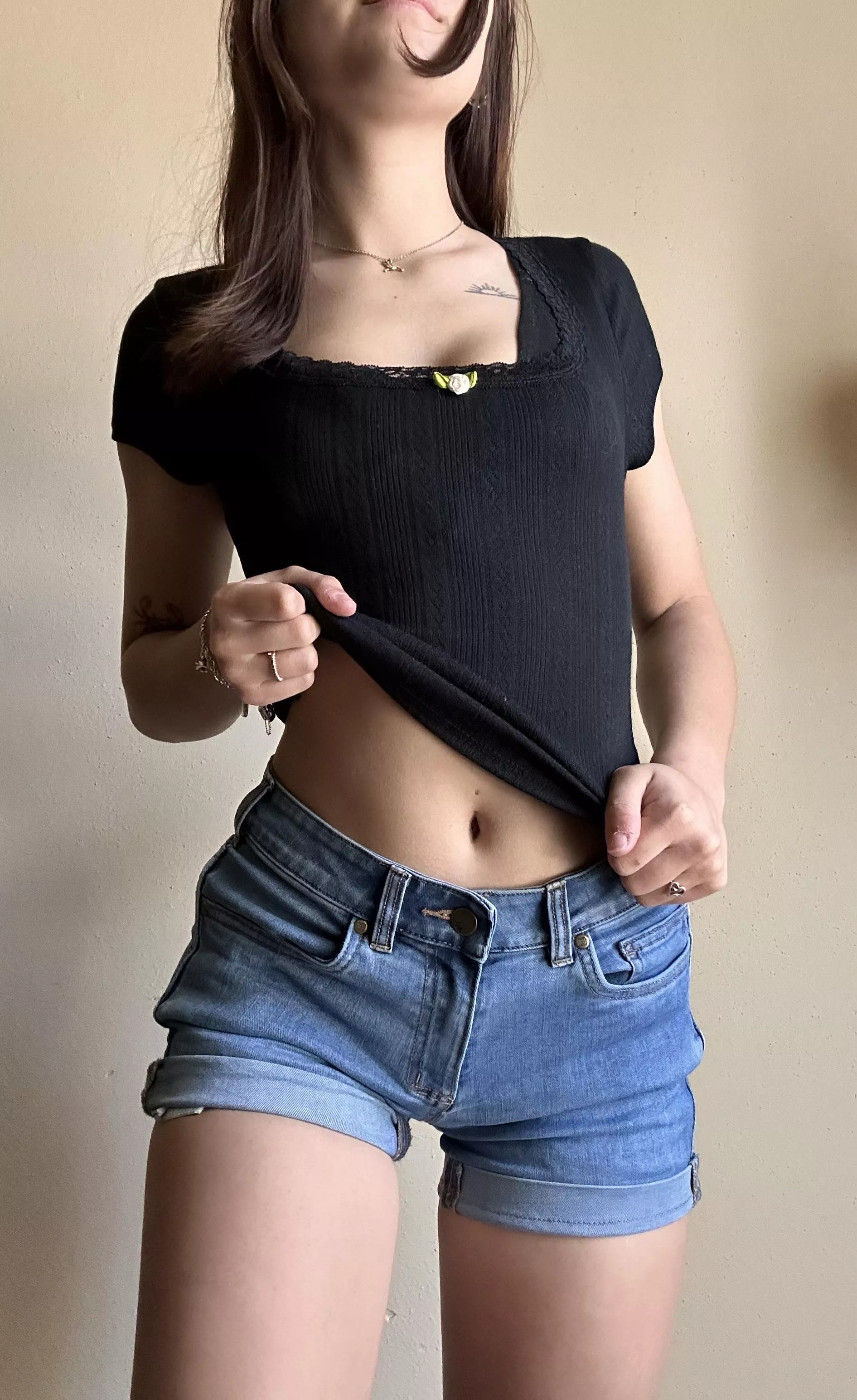 Thinking about dying my hair black, should I? 🙌🏼😋