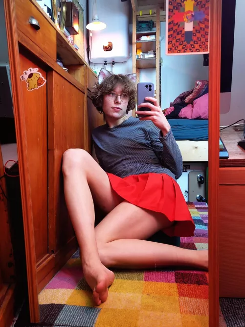 This lil cat is enjoying all the attention they can get...