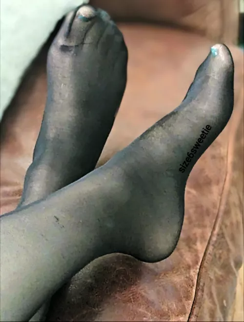 Thoughts on blue nails and black tights?