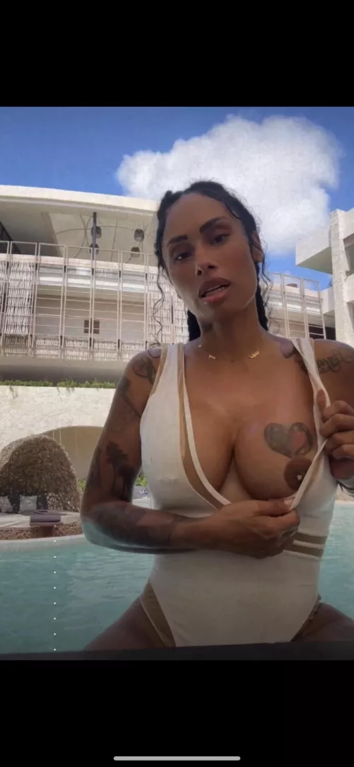 Who has her friend 👀👀👀