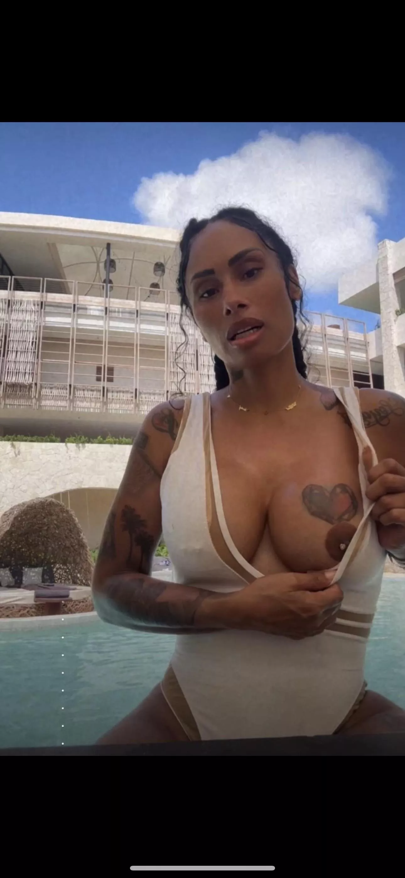 Who has more of her👀👀🤑