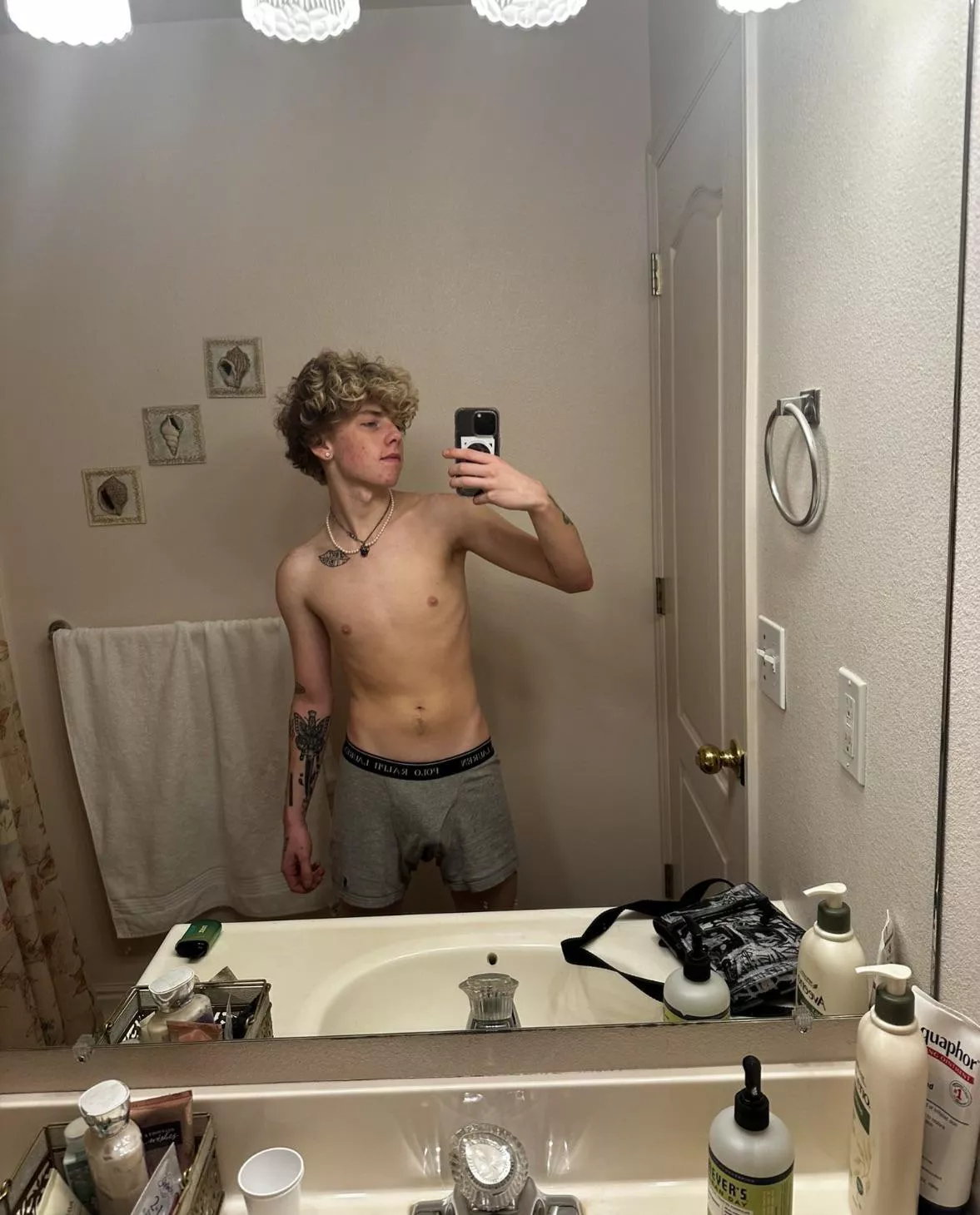 who wanna watch me pee