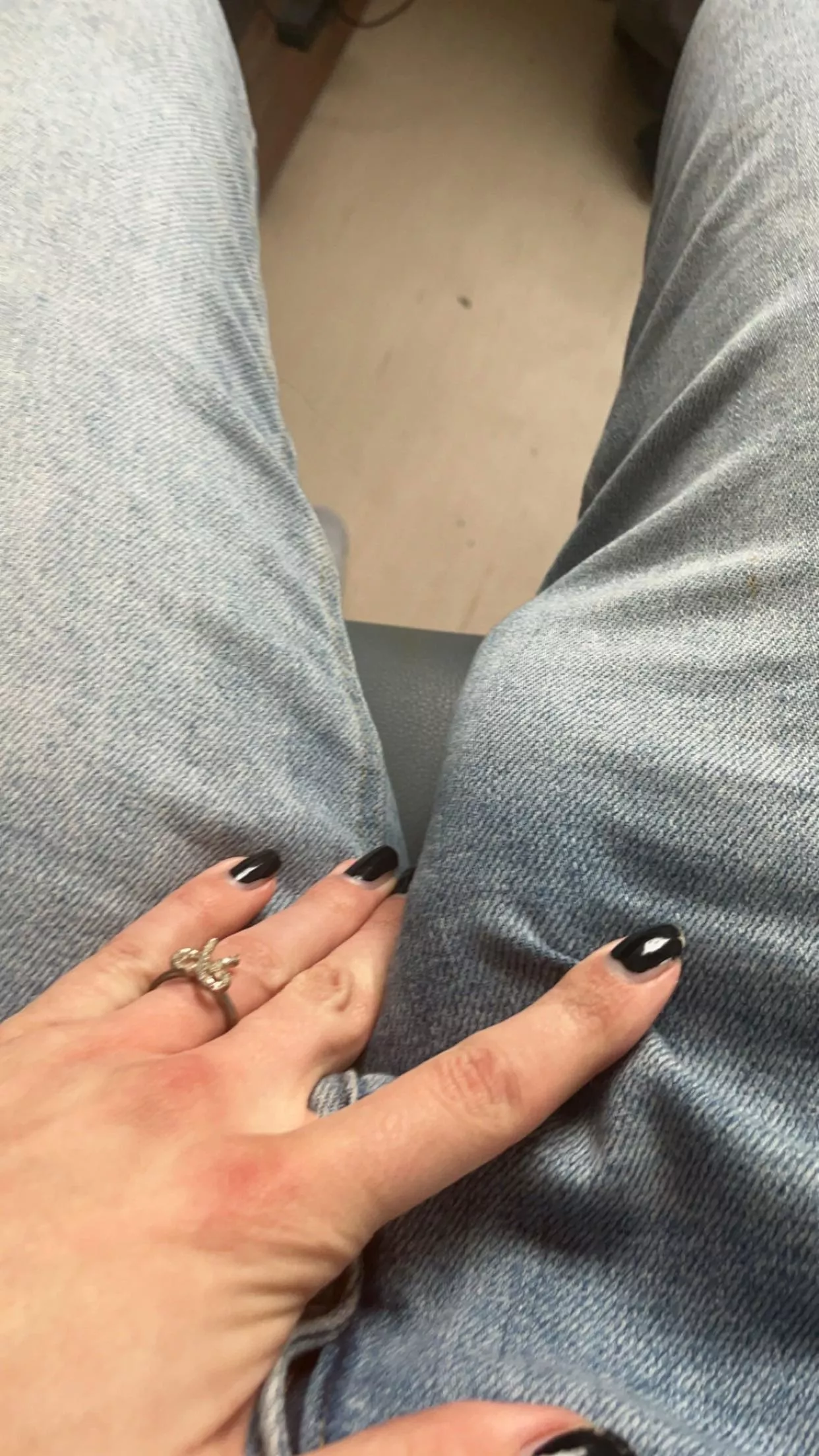 Who want to feel my bulge? 😈