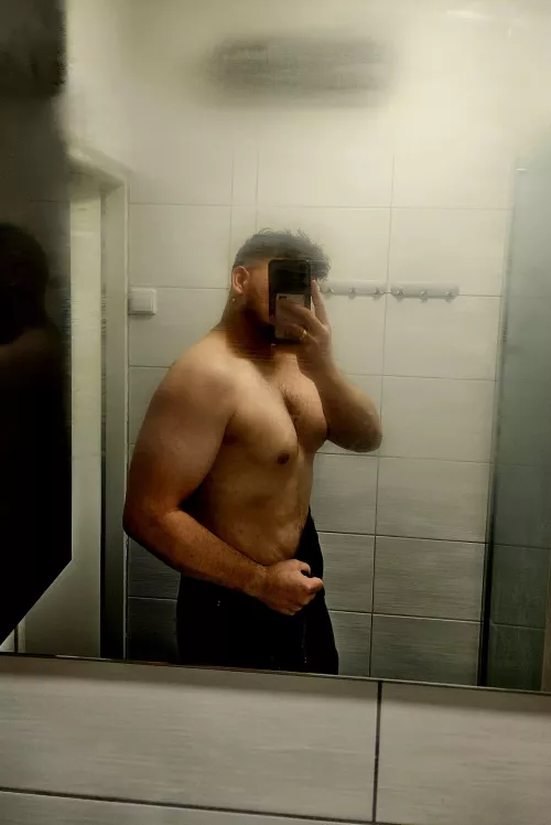28 Let me fuck you after a workout in the gym shower. No one has to know about it. Bend over and enjoy. @horniibi 